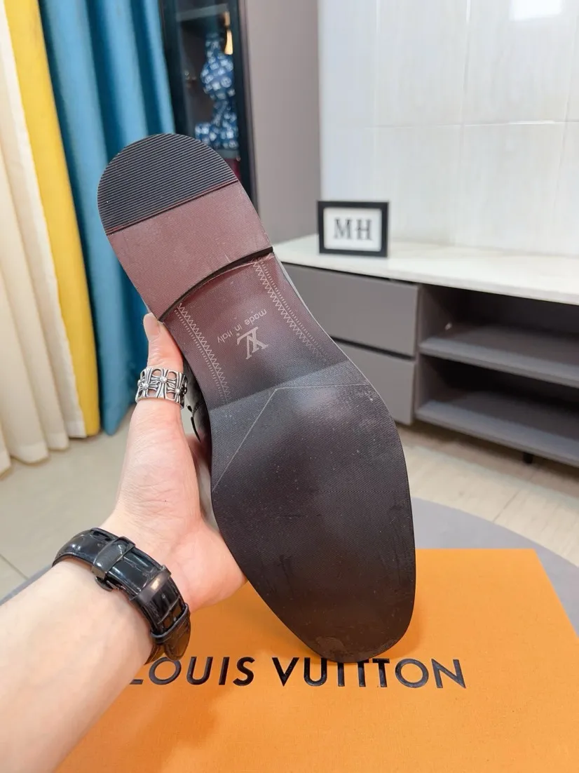 Men's Men's Shoes 💰480🌹🌹Niuli [LV] Louis Vuitton's new open-edge pigskin shoes are the most popular classic. Synchronized with the official website, the upper adopts Italian imported upper embossing➕comfortable cowhide lining, fashionable atmosphere, unique brand and unique craftsmanship. Highlighting the hot style of the new year. Stop hesitating, stop wandering, get it now. Code number: 38--44